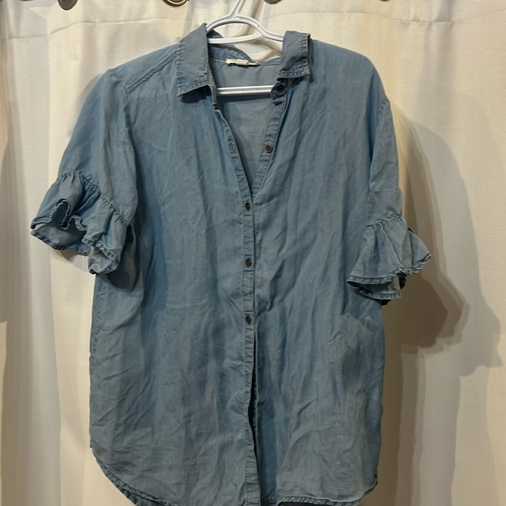 BOGO 2/$10
Beach lunch lounge denim lyocell button up shirt Size M